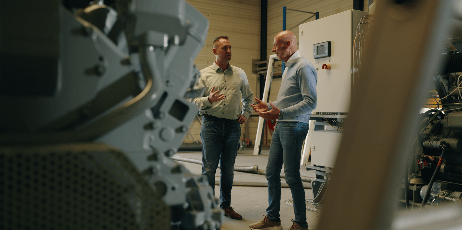 Sander Roosjen and Arie Koedood from the NIM talking to each other at the workplace about sustainable shipping